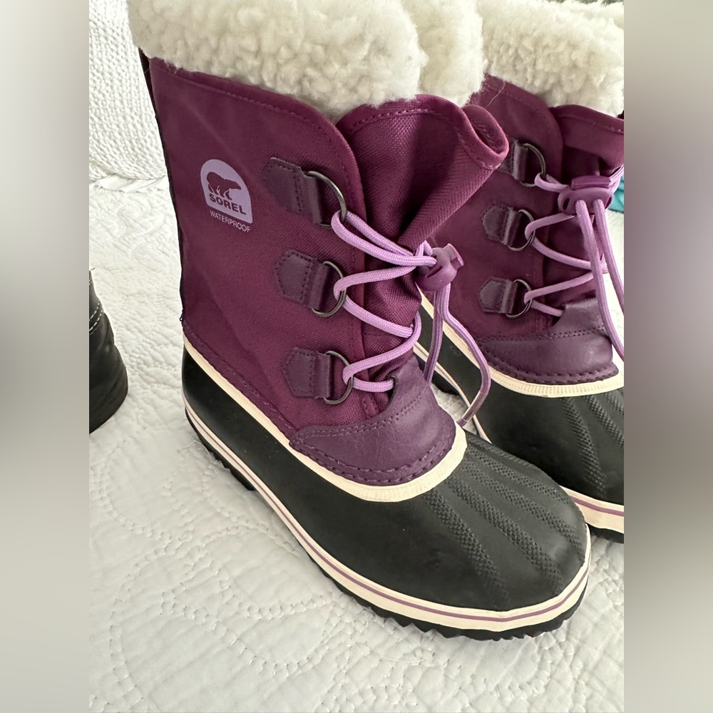 Sorel Snow boots. Size 4Y. But can fit a 6.5 woman shoes. GUC